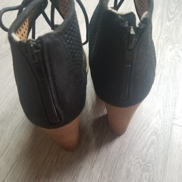 Report Open Toe Shoes Women’s Size 8 Heel Pumps Suede Black Perforated Manmade - Picture 4 of 12